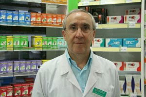 Farmacéutico de Murcia que aconseja para eliminar piojos a madres y padres